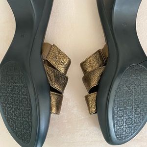 Nine & Co. ladies heeled gold sandals size 9.5